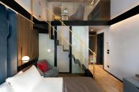 Zimmer mit Queensize-Bett und Whirlpool-Badewanne