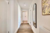 Luxury City Escape - Brand New Stylish 2 Bedroom Apartment with Parking - Chambres d'hôtes Liverpool