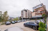 Tirent Apartment - Spacious 2-Bedroom Stay Near Liqeni i Thatë - Bed and Breakfast