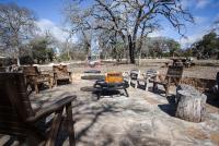 Cozy 2BR Cabin - King Bed Bunks Fire Pit & BBQ - B&B Ingram