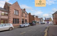 The Kepties No 1 Luxurious Serviced Apartment, GROUND FLOOR, Private Garden, Free Parking, 1 Min From TRAIN STATION, 3 Mins to KEPTIES POND, Bakery and Pharmacy Next door - REDUCED PRICE GUARANTEED And Flexi Stay Rates by visiting ORION SHORT STAYS - B&B