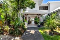 The Peony Isle - Luxe Lakeside Haven with Pool & Spa - Ferienwohnung Trinity Beach