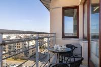Przestronny i Przytulny Apartament w Krakowie z Parkingiem i Balkonem by Noclegi Renters - Ferienwohnung