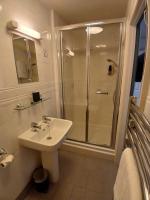 Tweepersoonskamer met 2 Aparte Bedden en Douche