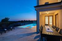 Villa Rita, a luxurious private villa with a pool near the sea - B&B Viskovići