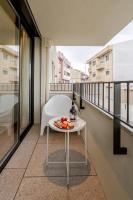 HostWise - Stylish Flat with Terrace & Garage - B&B Porto