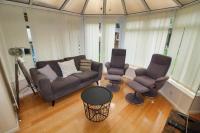 Immaculate 4 Bed Semi-Detached Home - Ferienwohnung