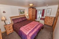 Last-Minute Escapes l Sleeps Up to 4 l A delightful thatched cottage with all the modern facilities you will require l There are 2 bedrooms, one with a double bed l the other with two singles l Carrick Thatched Cottage l WeStayBelfast - B&B Eden