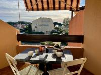 Appartement moderne 2 pièces avec balcon et parking à La Londe-les-Maures - FR-1-826-2 - B&B La Londe-les-Maures