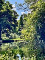 Cosy Hampshire Barn Getaway, Large garden alongside a stunning river - Fire Pit, BBQ, Outdoor seating - Country walks & Pubs - B&B