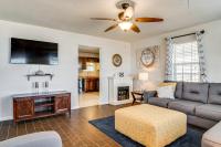 Walk to Town Home with Yard in Brenham! - Ferienwohnung