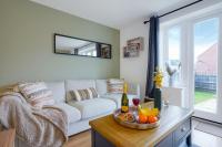 Broughton House with Free Parking, Garden & Smart TV with Netflix by Yoko Property - Ferienwohnung