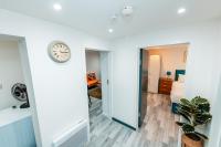Stylish and New Urban 2 bedroom Flat in leafy Sale Trafford close to Tram Station with easy commute into Manchester City Centre - B&B