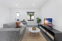 Sleek 2-Bed Terrace near Local Parks - Ferienwohnung