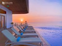 Alacarte condo - right on beach - high floor - B&B Hạ Long