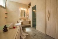 Love Nest with hot tub, hammam & outdoor cinema - Chambres d'hôtes Akrotíri