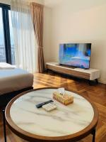 One-Bedroom Apartment with Balcony and Bathtub