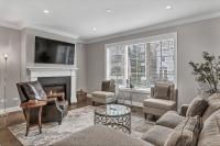 Elegant Condo-Steps from Wrigley Field, 32 Nights condo - B&B Chicago