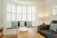 Stylish Coastal 3 Bed Haven - Close to town - Bed and Breakfast