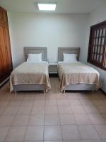 Zweibettzimmer mit Poolblick