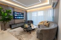 Modern 3BR! 9FL, King Bed! STI with Pool! Fast wifi! - B&B