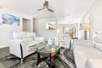 ᨒStylish 4BR - Movie Lounge - 10 min to Ft Carsonᨒ - B&B