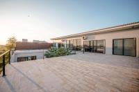 Villa MJ Modern Luxe 4BR with Big Pool & Rooftop - B&B Canggu