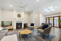 Heritage Home on March - Amazing Location - Bed and Breakfast