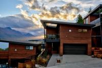 Stunning & modern home with fantastic lake views - B&B