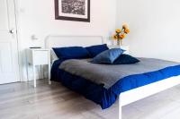 Habitación con cama extragrande.