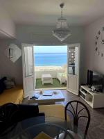 renovated apartment with sea view - B&B Hiboun