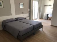 Chambre Lit Queen-Size - Vue sur Piscine