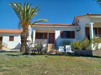 Nerissa bungalow 2, two bedroom house with sea view - B&B