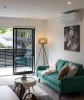 Rainey Lane Delight 2BR Escape - B&B