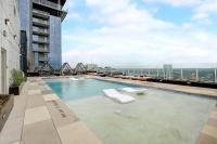 Modern Rainey St Oasis - Pool with Stunning Views - B&B Austin