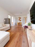 Sunny Double Bedroom With Garden View - B&B Silverdale