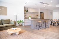 Soleil on Jonson - Luxury Byron Bay Apartment with Rooftop Pool, Balcony, 2 Bedrooms Above Light Years & Pixie | Winter Escape Deal | Stay Longer =& Save | 1 June – 31 August - Chambres d'hôtes Byron Bay