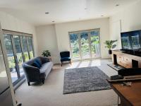 Modern Two Bedroom Home - B&B