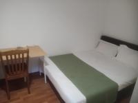 Zimmer mit Queensize-Bett und Gemeinschaftsbad