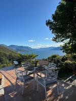 Artsy Italian lake retreat with stunning views! - Ferienwohnung Agra