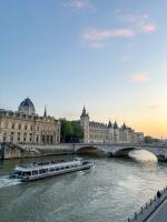 Bright Bedroom 15 min to Paris Center with 5 mins walk to metro railway RER B - Chambres d'hôtes Cachan