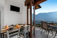 Two Bedroom Apartment with Lake View and Shared Pool 1