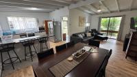 4 Bedroom Sleeps 8 - Pets Welcome - 5 Minutes Walk to Beach - Ferienwohnung Rainbow Beach