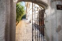 A step from the Beach - Roomy Apt with Sea Glimpse - Chambres d’hôtes