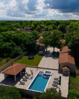 Stunning Villa for 10 people with large heated pool-50m2, jacuzzi and gym - by TA Leut Agency - Chambres d'hôtes Privlaka