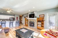 6 Mi to Skiing Mtn-View Condo in Seven Devils - B&B