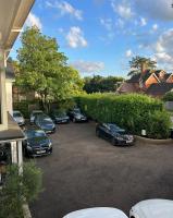 The Gatwick Cabin With Airport Parking Available - B&B Horley