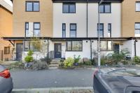 Spacious Double Bedroom In Guest Shared House - B&B