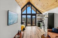 The Flame Azalea - Luxury Treehouse - Hot Tub, Wi-Fi, Soaring Views, 10 Min to PF - Perfect for Couples! - Chambres d'hôtes Sevierville