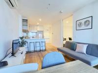 Cozy 2BR Apt Steps from Southern Cross City Views - Bed and Breakfast Melbourne
